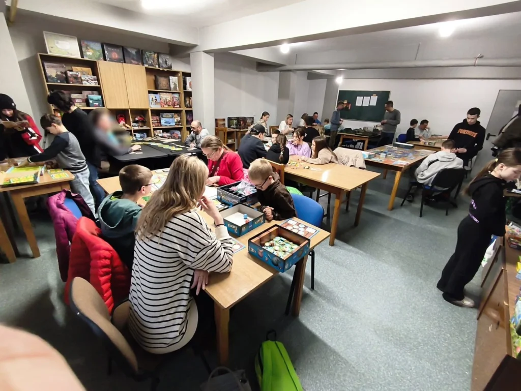Uczestnicy spotkania Dąbrowskiego Klubu Gier Planszowych podczas wspólnej gry w planszówki w Dąbrowie Tarnowskiej.