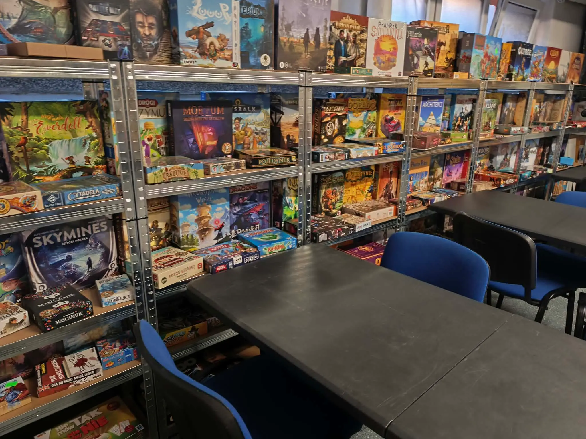 Bogata biblioteka gier planszowych dostępna dla uczestników Dąbrowskiego Klubu Gier.