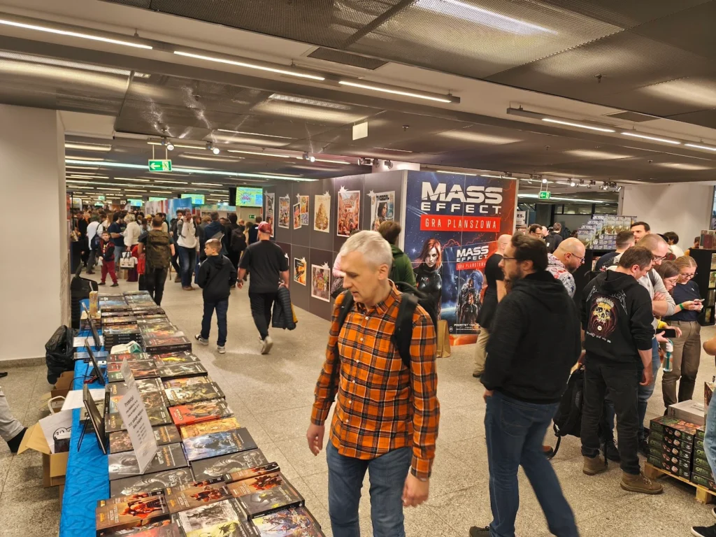 Uczestnicy i stoiska z grami planszowymi podczas WawaGra 2026